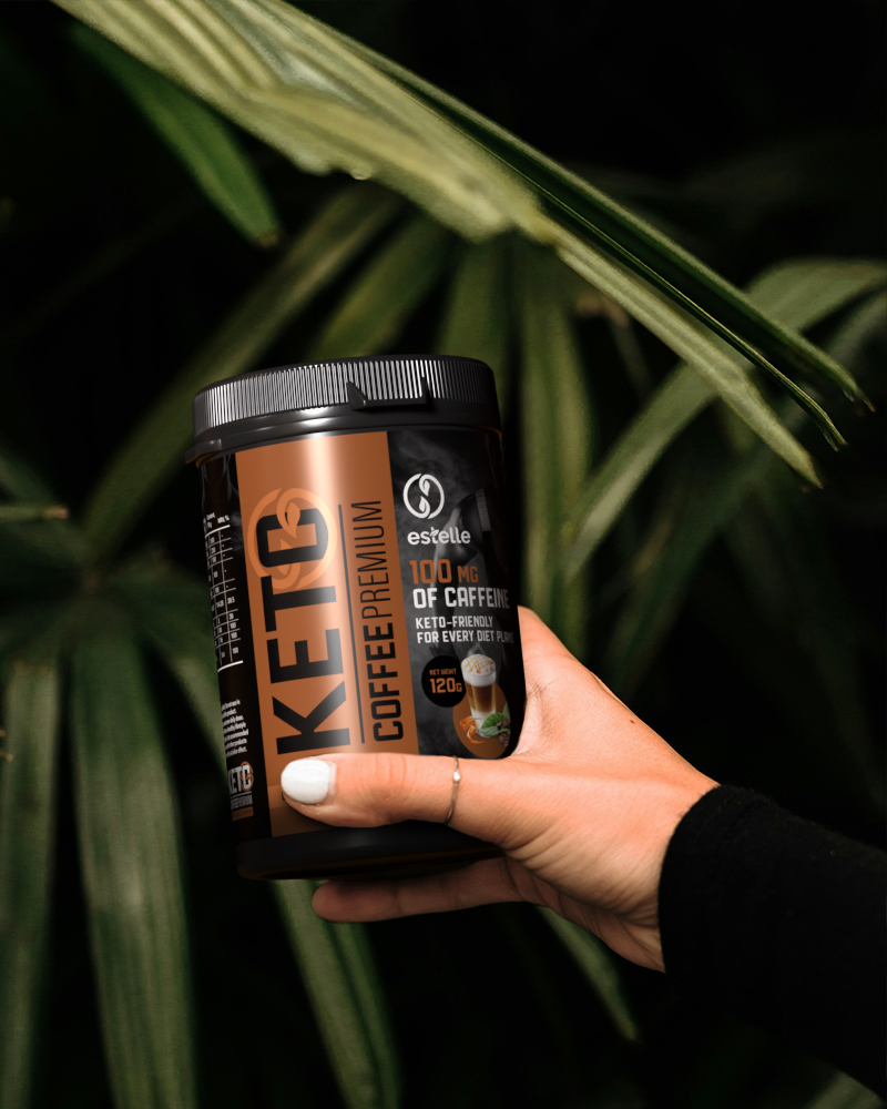 Barattolo di Keto Coffee Premium tenuto in mano